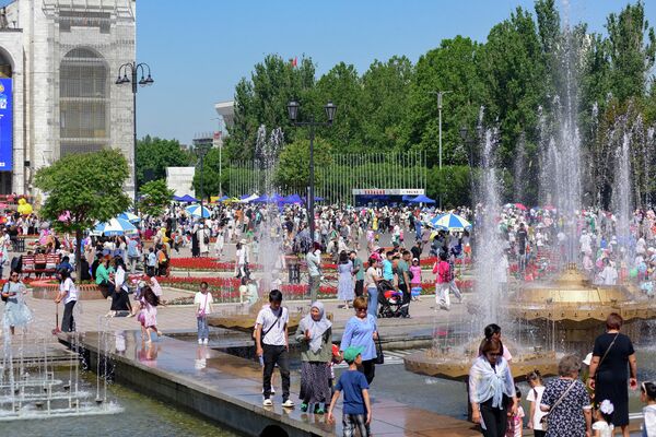 Люди у фонтанов на площади Ала-Тоо в Бишкеке - Sputnik Кыргызстан