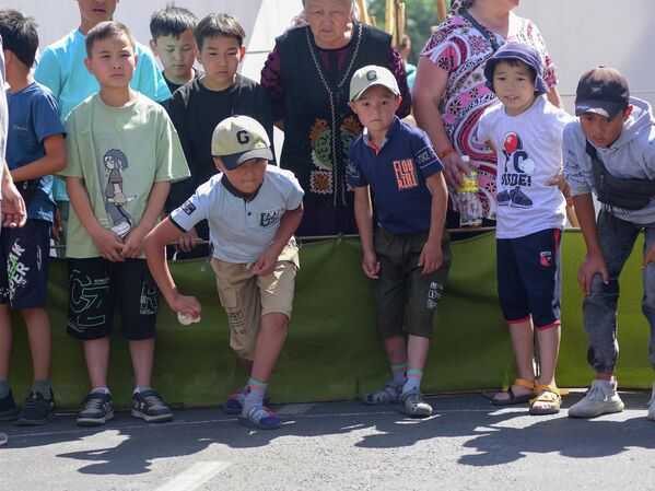 Дети играют в альчики на площади Ала-Тоо в Бишкеке  - Sputnik Кыргызстан
