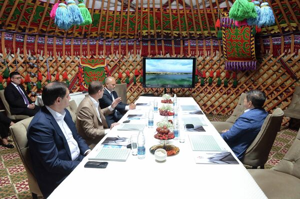 Председатель кабинета министров Акылбек Жапаров встретился с представителями одной из крупных российских инвестиционных компаний - Sputnik Кыргызстан
