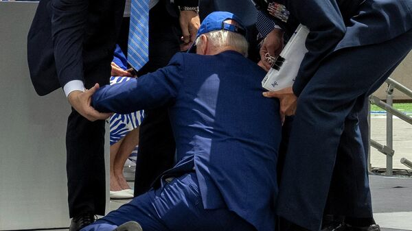 Президент Джо Байден падает на сцену после вручения дипломов во время выпускной церемонии Академии ВВС США - Sputnik Кыргызстан