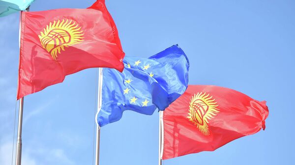 Флаги Европейского союза и Кыргызстана в аэропорту в Чолпон-Ате - Sputnik Кыргызстан