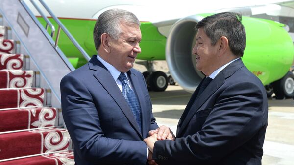 Председатель кабинета министров Акылбек Жапаров встретил президента Узбекистана Шавката Мирзиеева прибывшего на саммит Европейский союз - Центральная Азия в Чолпон-Ате - Sputnik Кыргызстан