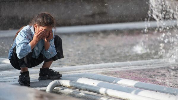 Девочка умывает лицо у фонтана на площади Ала-Тоо в Бишкеке - Sputnik Кыргызстан
