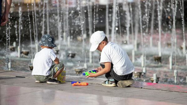 Мальчики играют у фонтана в жаркий день в Бишкеке - Sputnik Кыргызстан