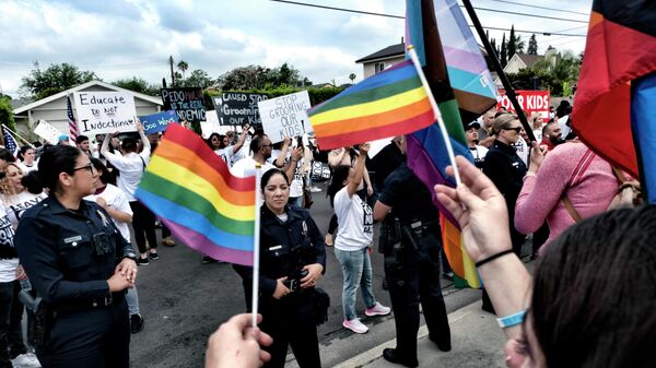Лос-Анжелестеги балдарга ЛГБТ окуяларын таңуулоого каршы митинг - Sputnik Кыргызстан
