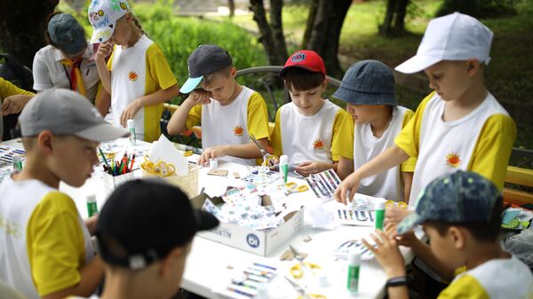Дети занимаются аппликацией в летнем лагере. Архив - Sputnik Кыргызстан