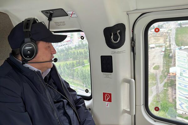 Сегодня глава кабмина Акылбек Жапаров осмотрел место будущего строительства с вертолета - Sputnik Кыргызстан