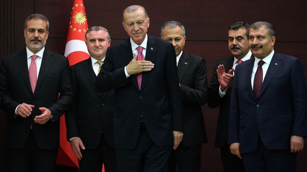 Президент Турции Реджеп Тайип Эрдоган с новыми членами кабинета министров во время церемонии инаугурации в Анкаре - Sputnik Кыргызстан