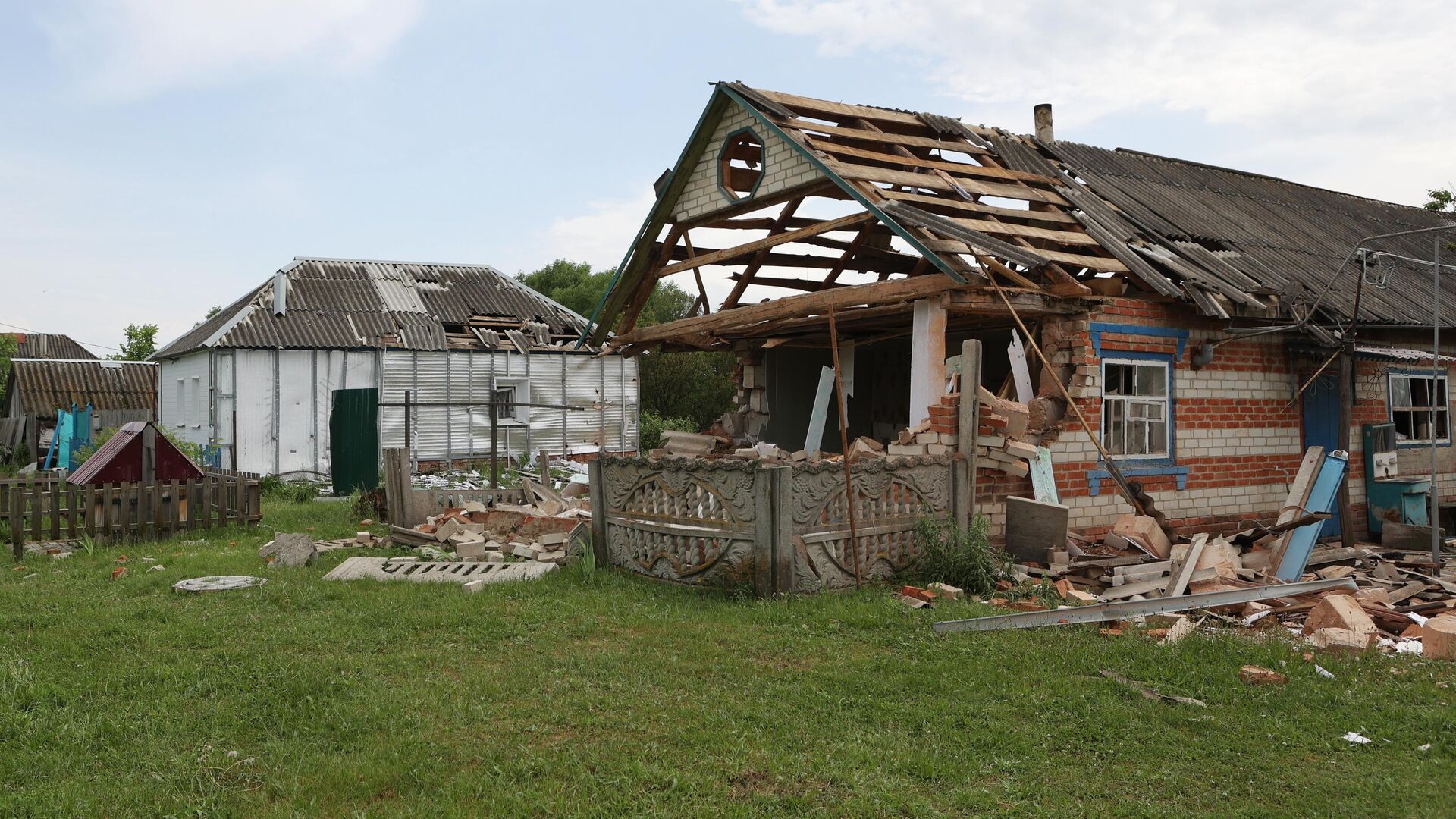 Жилые дома, разрушенные в результате атаки ДРГ, в Белгородской области - Sputnik Кыргызстан, 1920, 04.06.2023