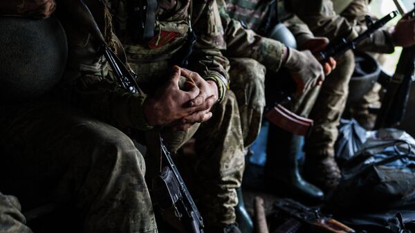 Украинские военнослужащие едут в военном грузовике возле Бахмута - Sputnik Кыргызстан