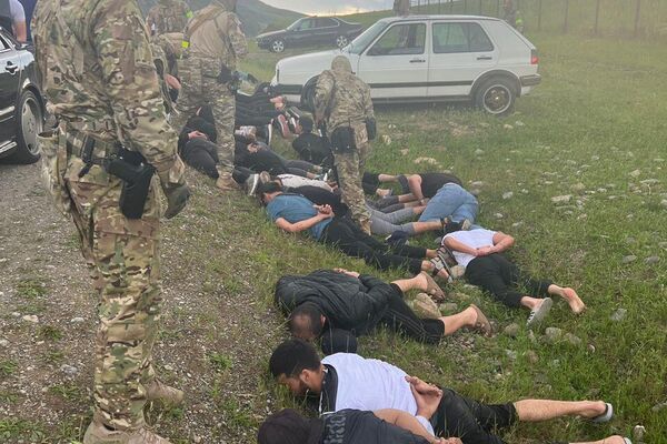 Спецназ ГКНБ и дорожная милиция Джалал-Абадской области задержали 34 человека, участвующих в нелегальных автогонках - Sputnik Кыргызстан