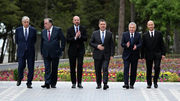Президенты стран ЦА и президент Евросовета Шарль Мишель на саммите Европейский союз - Центральная Азия в Чолпон-Ате - Sputnik Кыргызстан