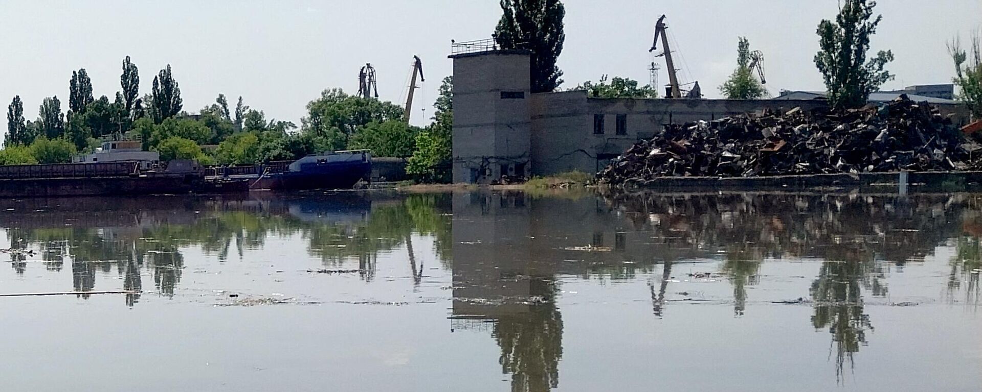 Частично затопленный район Херсона в результате подрыва плотины Каховской ГЭС - Sputnik Кыргызстан, 1920, 06.06.2023