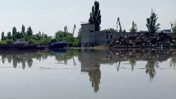 Частично затопленный район Херсона в результате подрыва плотины Каховской ГЭС - Sputnik Кыргызстан