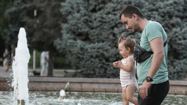 Мужчина с дочерью у фонтана. Архивное фото - Sputnik Кыргызстан