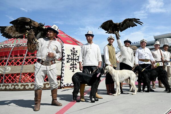 Мужчины в национальной одежде продемонстрировали элементы традиционной культуры с участием беркутчи и тайганчи - Sputnik Кыргызстан