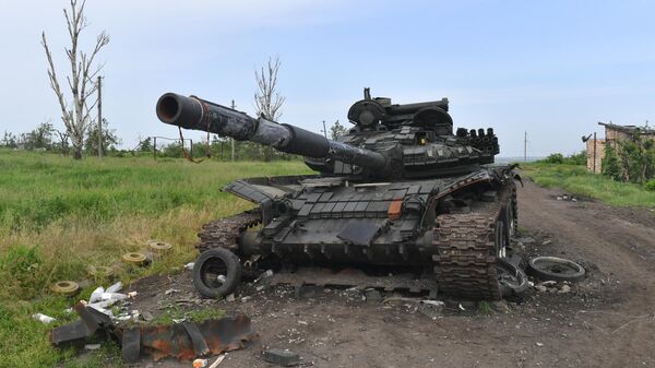Уничтоженный танк ВСУ в селе у линии соприкосновения на Артемовском направлении - Sputnik Кыргызстан