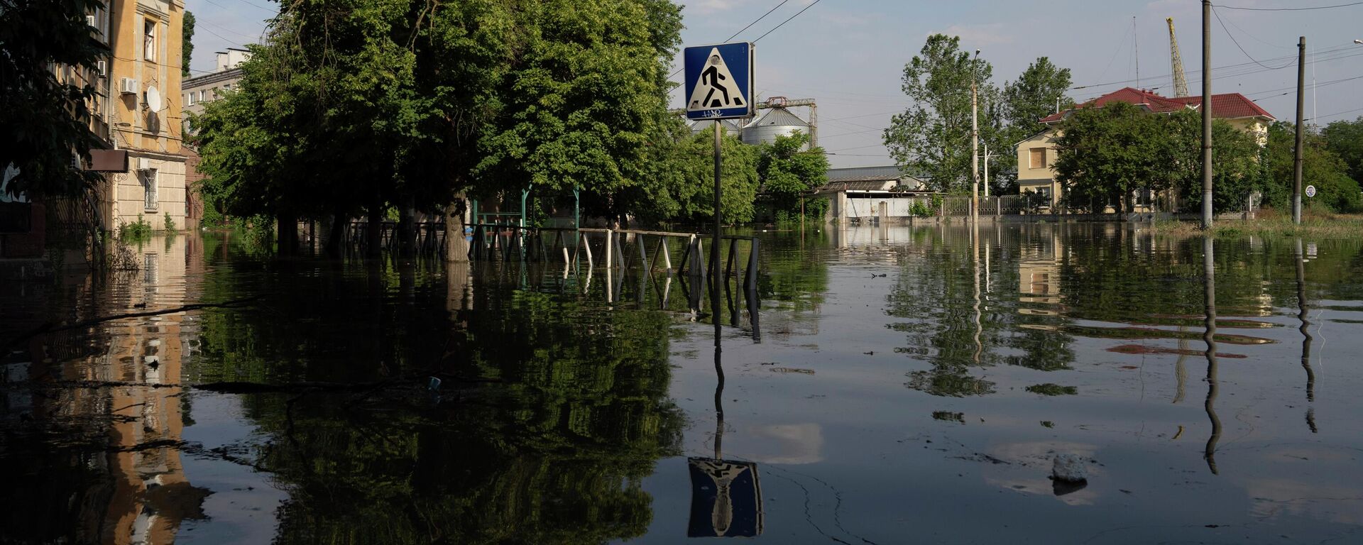 Затопленные улицы в Новой Каховке из-за подрыва плотины Каховской ГЭС - Sputnik Кыргызстан, 1920, 06.06.2023