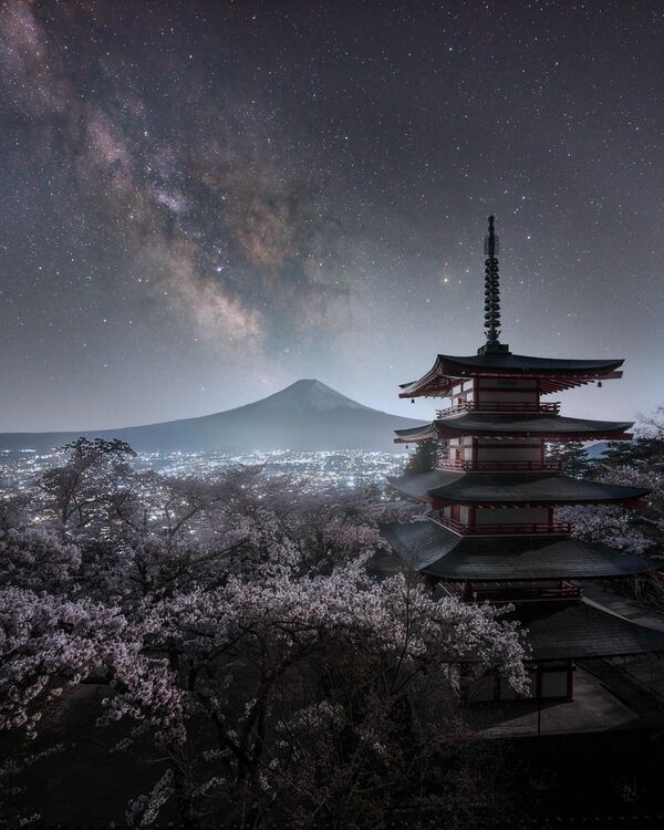 &quot;Пейзаж, который я хотел увидеть&quot;. Так называется работа фотографа Мицухиро Окабе. Этот кадр сделан в Японии рядом с храмом и видом на гору Фудзи в сезон цветения сакуры. - Sputnik Кыргызстан