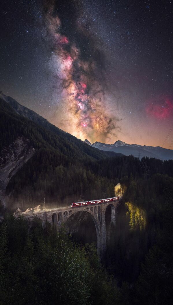 Фото &quot;Ночной поезд&quot; Александр Форст Граубюнден сделал в  Швейцарии на виадуке Визенер - Sputnik Кыргызстан