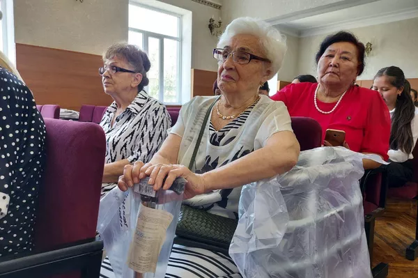 На сегодня в республике осталось 11 блокадников, самой старшей из них 97 лет. В КОБЛ также принимаются потомки блокадников. - Sputnik Кыргызстан