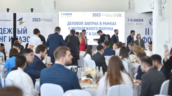 Рабочий завтрак представителей молодежи стран-участниц ЕАЭС и СНГ в Сочи - Sputnik Кыргызстан