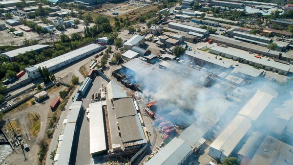 Вид с дрона на дымящиеся склады на пересечении улиц Матросова и Кулатова в Бишкеке - Sputnik Кыргызстан