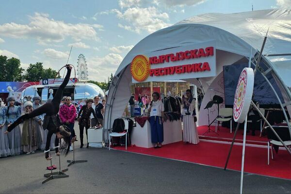 В Москве на ВДНХ открылась выставка Кыргызстана в рамках крупнейшего российского туристического форума &quot;Путешествуй&quot; - Sputnik Кыргызстан