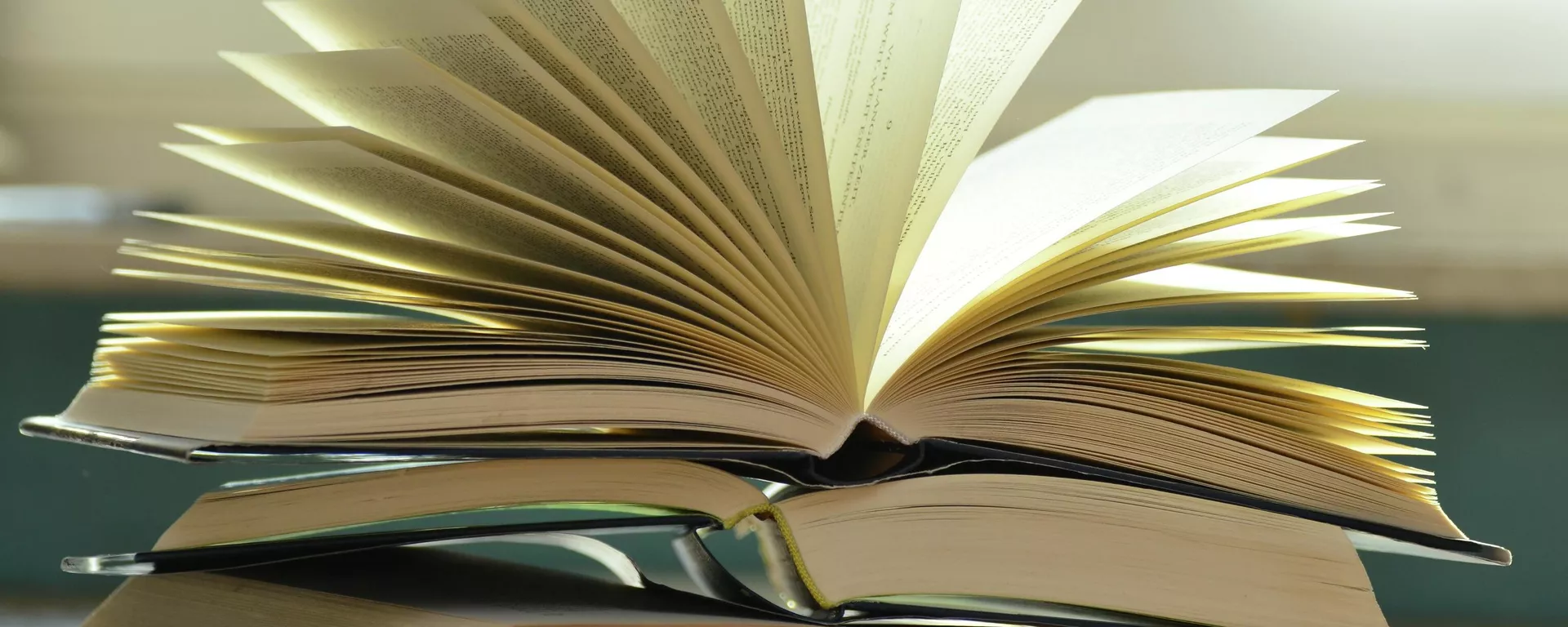 Китептер топтому. Архив - Sputnik Кыргызстан, 1920, 25.01.2026