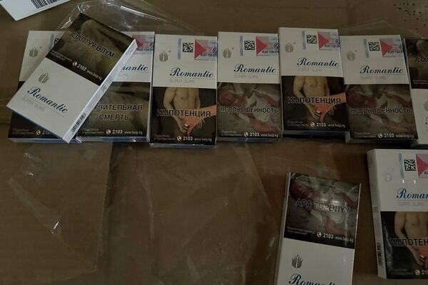 Склады находятся на улице Фучика. Там обнаружили более тысячи коробок с сигаретами нескольких видов. - Sputnik Кыргызстан