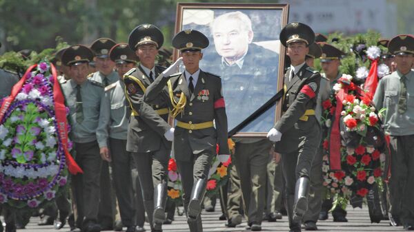 Как кыргызстанцы восприняли новость о смерти Чингиза Айтматова — видео - Sputnik Кыргызстан