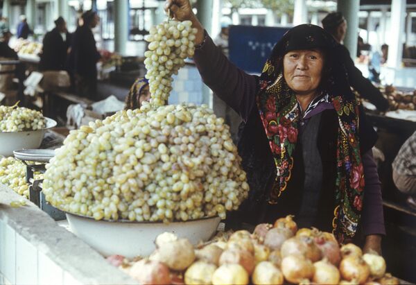 &quot;Ош&quot; базарда жүзүм саткан апа. Фрунзе шаары, 1983-жыл - Sputnik Кыргызстан