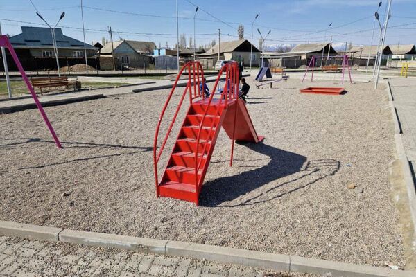 Жапаров рассказал, что в Таласе на строительство детской площадки потратили 4 миллиона 880 тысяч сомов - Sputnik Кыргызстан