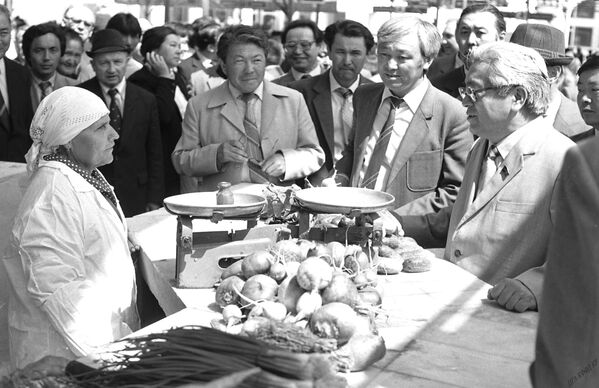 Открытие рынка прошло с участием первого секретаря ЦК Компартии Киргизской ССР Турдакуна Усубалиева  - Sputnik Кыргызстан