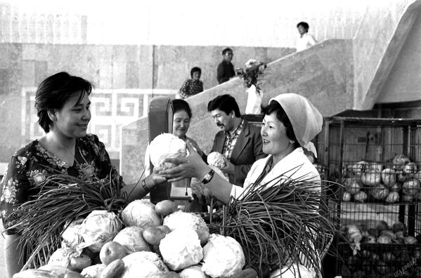 В красивых, отделанных белым мрамором павильонах продавались различные продукты - Sputnik Кыргызстан