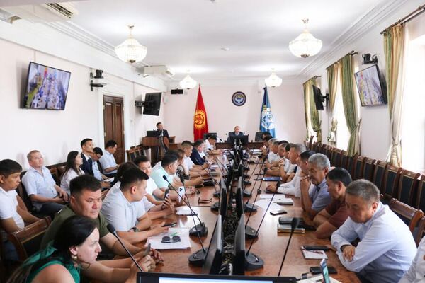 Мэр Бишкека Эмильбек Абдыкадыров предложил строительным компаниям помочь в строительстве дорог, ведущих к их жилым комплексам в южной части города - Sputnik Кыргызстан