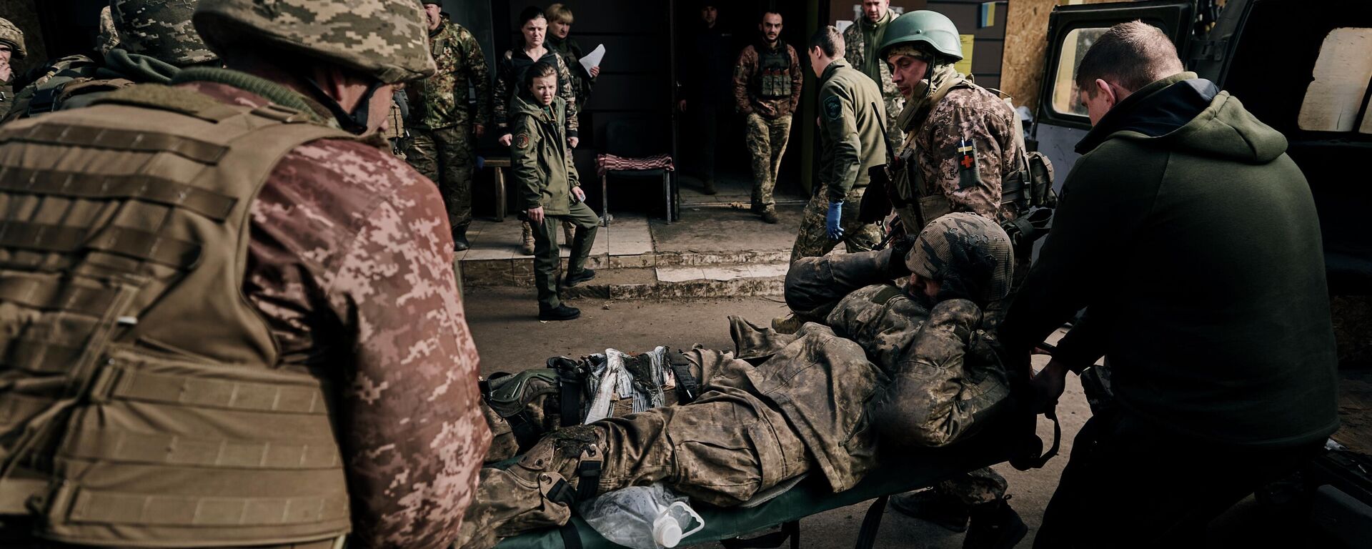 Украинские солдаты несут раненого солдата в госпиталь в Бахмуте. Архивное фото - Sputnik Кыргызстан, 1920, 14.06.2023