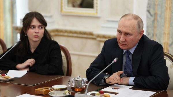 Президент РФ В. Путин провел встречу с военными корреспондентами - Sputnik Кыргызстан