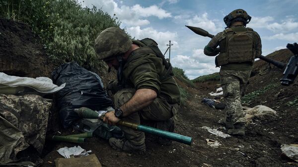 Украинские солдаты с гранатометами под Бахмутом - Sputnik Кыргызстан