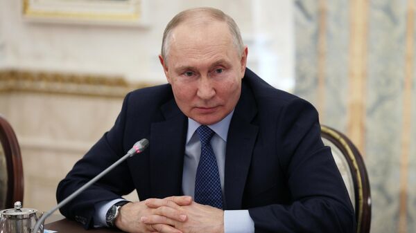 Президент РФ В. Путин провел встречу с военными корреспондентами - Sputnik Кыргызстан