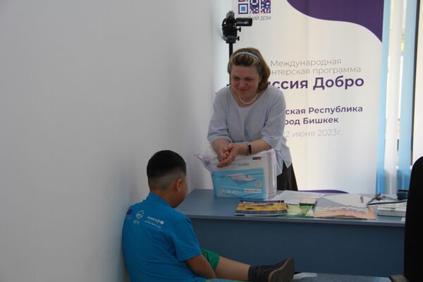 В Бишкеке стартовал проект &quot;Миссия Добро&quot; — российские специалисты консультируют родителей детей с ограниченными возможностями здоровья - Sputnik Кыргызстан