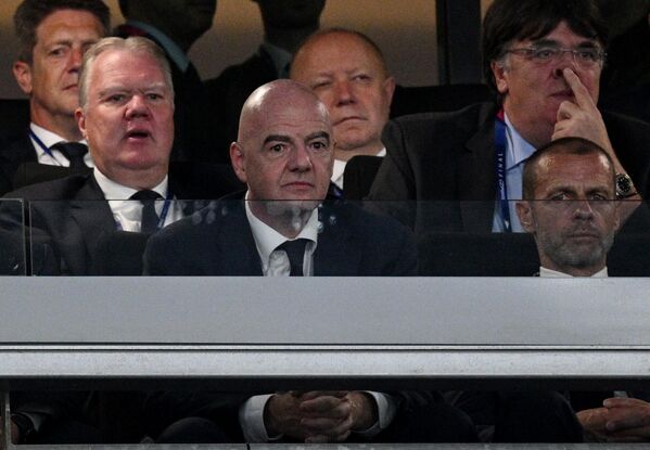 Президент FIFA Джанни Инфантино (в центре) в финальном матче Лиги чемпионов сезона 2022/2023 между &quot;Манчестер Сити&quot; (Англия) и &quot;Интер&quot; (Италия) - Sputnik Кыргызстан