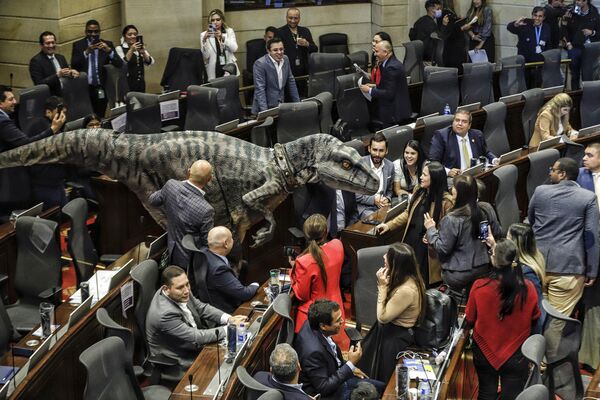 Человек в костюме динозавра в Конгрессе Колумбии во время дебатов по проблеме изменения климата - Sputnik Кыргызстан