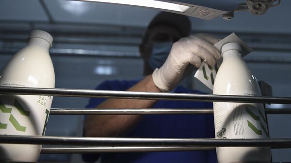 Линия розлива молочной продукции. Архивное фото - Sputnik Кыргызстан