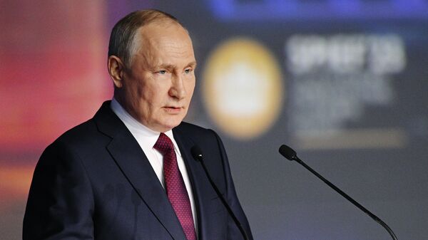 Президент РФ Владимир Путин выступает на пленарном заседании Петербургского международного экономического форума - Sputnik Кыргызстан