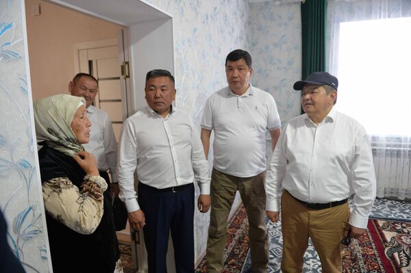Жапаров айылдардын тургундары менен жолугуп, алардын көйгөйлөрүн уккандан кийин суроолоруна жооп берди - Sputnik Кыргызстан