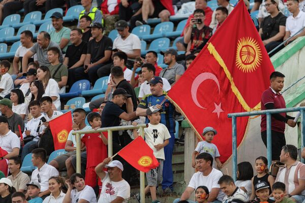 Стадион не был заполнен полностью, но тысячи болельщиков пришли посмотреть на один из важнейших матчей текущего лета - Sputnik Кыргызстан