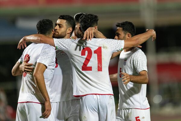 Празднование иранских футболистов после первого  гола - Sputnik Кыргызстан
