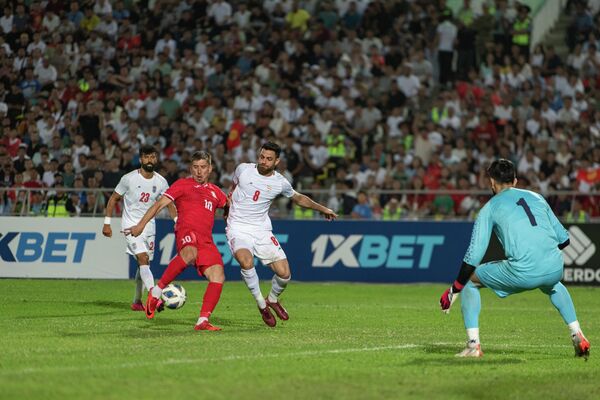 А это момент, когда Мурзаев забил гол и заставил весь стадион подняться и кричать от радости - Sputnik Кыргызстан
