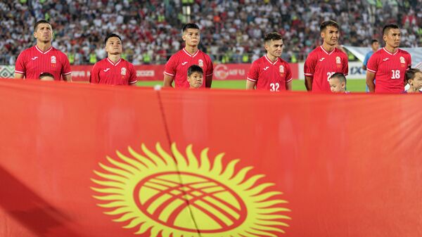 Сборная Кыргызстана по футболу с флагом КР. Архивное фото - Sputnik Кыргызстан